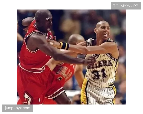 雷吉·米勒无球跑动拉开空间，改变步行者进攻结构